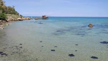 Vasto, Abruzzo, İtalya - 29 Mayıs 2024: Kosta dei Trabocchi 'nin Lungomare Cordella ile Trabocco Cungarelle arasındaki uzantısı