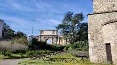 Benevento, Campania, İtalya - 26 Mart 2023: Yedinci yüzyılda Trajan Kemeri yakınlarındaki mevcut Roma yapıları üzerine inşa edilen Lombard Kilisesi SantIlario Anıtsal Kompleksi.