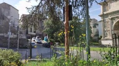 Benevento, Campania, İtalya - 26 Mart 2023: Yedinci yüzyılda Trajan Kemeri yakınlarındaki mevcut Roma yapıları üzerine inşa edilen Lombard Kilisesi SantIlario Anıtsal Kompleksi.
