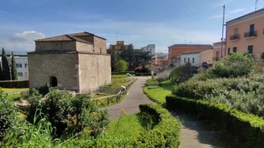 Benevento, Campania, İtalya - 26 Mart 2023: Yedinci yüzyılda Trajan Kemeri yakınlarındaki mevcut Roma yapıları üzerine inşa edilen Lombard Kilisesi SantIlario Anıtsal Kompleksi.