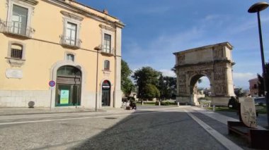 Benevento, Campania, İtalya 26 Mart 2023: Roma ile Brindisi arasındaki yolu kısaltan Via Appia 'nın yeni bir versiyonu olan Via Traiana münasebetiyle ikinci yüzyılda imparator Trajan' a adanmış bir kutlama kemeri dikildi.