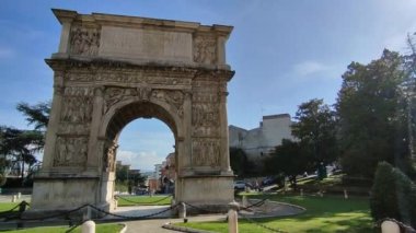 Benevento, Campania, İtalya 26 Mart 2023: Roma ile Brindisi arasındaki yolu kısaltan Via Appia 'nın yeni bir versiyonu olan Via Traiana münasebetiyle ikinci yüzyılda imparator Trajan' a adanmış bir kutlama kemeri dikildi.