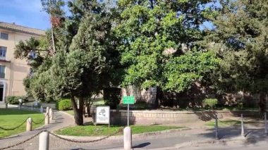 Benevento, Campania, İtalya 26 Mart 2023: Roma ile Brindisi arasındaki yolu kısaltan Via Appia 'nın yeni bir versiyonu olan Via Traiana münasebetiyle ikinci yüzyılda imparator Trajan' a adanmış bir kutlama kemeri dikildi.