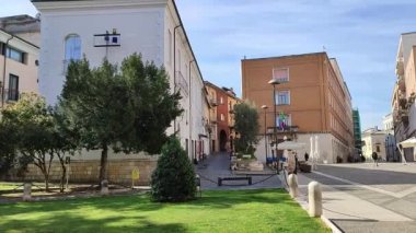 Benevento, Campania, İtalya 26 Mart 2023: Roma ile Brindisi arasındaki yolu kısaltan Via Appia 'nın yeni bir versiyonu olan Via Traiana münasebetiyle ikinci yüzyılda imparator Trajan' a adanmış bir kutlama kemeri dikildi.