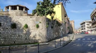 Benevento, Campania, İtalya 26 Mart 2023: Roma ile Brindisi arasındaki yolu kısaltan Via Appia 'nın yeni bir versiyonu olan Via Traiana münasebetiyle ikinci yüzyılda imparator Trajan' a adanmış bir kutlama kemeri dikildi.