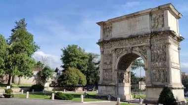 Benevento, Campania, İtalya 26 Mart 2023: Roma ile Brindisi arasındaki yolu kısaltan Via Appia 'nın yeni bir versiyonu olan Via Traiana münasebetiyle ikinci yüzyılda imparator Trajan' a adanmış bir kutlama kemeri dikildi.