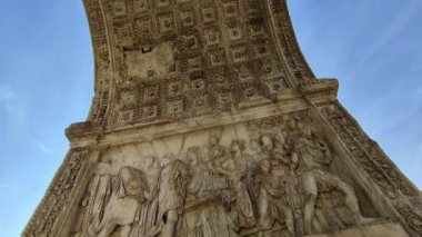 Benevento, Campania, İtalya 26 Mart 2023: Roma ile Brindisi arasındaki yolu kısaltan Via Appia 'nın yeni bir versiyonu olan Via Traiana münasebetiyle ikinci yüzyılda imparator Trajan' a adanmış bir kutlama kemeri dikildi.