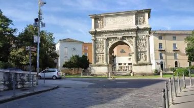 Benevento, Campania, İtalya 26 Mart 2023: Roma ile Brindisi arasındaki yolu kısaltan Via Appia 'nın yeni bir versiyonu olan Via Traiana münasebetiyle ikinci yüzyılda imparator Trajan' a adanmış bir kutlama kemeri dikildi.