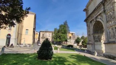 Benevento, Campania, İtalya 26 Mart 2023: Roma ile Brindisi arasındaki yolu kısaltan Via Appia 'nın yeni bir versiyonu olan Via Traiana münasebetiyle ikinci yüzyılda imparator Trajan' a adanmış bir kutlama kemeri dikildi.