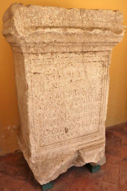 Benevento, Campania, İtalya 25 Mart 2023: 12. yüzyıl Romanesk manastırı, Müze del Sannio 'nun arkeolojik bölümünün yer aldığı bir UNESCO miras alanı olan Santa Sofia' daki Lombard kilisesine ilhak edildi.