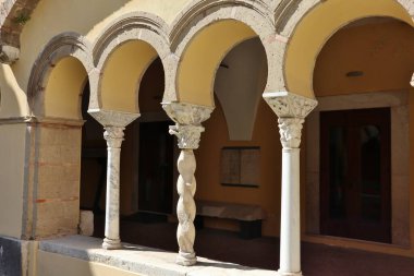 Benevento, Campania, İtalya 25 Mart 2023: 12. yüzyıl Romanesk manastırı, Müze del Sannio 'nun arkeolojik bölümünün yer aldığı bir UNESCO miras alanı olan Santa Sofia' daki Lombard kilisesine ilhak edildi.