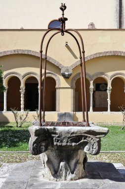 Benevento, Campania, İtalya 25 Mart 2023: 12. yüzyıl Romanesk manastırı, Müze del Sannio 'nun arkeolojik bölümünün yer aldığı bir UNESCO miras alanı olan Santa Sofia' daki Lombard kilisesine ilhak edildi.
