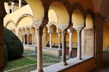 Benevento, Campania, İtalya 25 Mart 2023: 12. yüzyıl Romanesk manastırı, Müze del Sannio 'nun arkeolojik bölümünün yer aldığı bir UNESCO miras alanı olan Santa Sofia' daki Lombard kilisesine ilhak edildi.