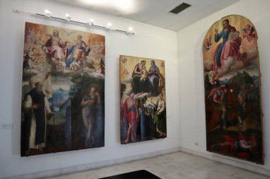 Benevento, Campania, İtalya 25 Mart 2023: Santa Sofia Anıtsal Kompleksi 'ndeki Müze del Sannio' da resimler ve resimler sergilendi