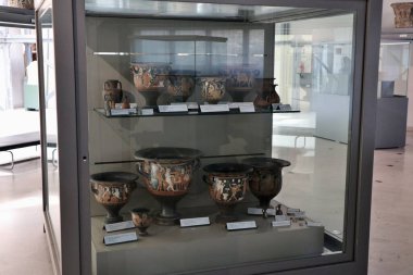 Benevento, Campania, İtalya 25 Mart 2023: Santa Sofia Anıt Kompleksi 'ndeki Müze del Sannio' da vazo ve seramik sergileniyor