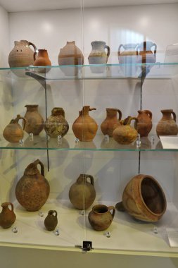 Benevento, Campania, İtalya 25 Mart 2023: Santa Sofia Anıt Kompleksi 'ndeki Müze del Sannio' da vazo ve seramik sergileniyor