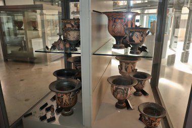 Benevento, Campania, İtalya 25 Mart 2023: Santa Sofia Anıt Kompleksi 'ndeki Müze del Sannio' da vazo ve seramik sergileniyor