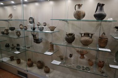 Benevento, Campania, İtalya 25 Mart 2023: Santa Sofia Anıt Kompleksi 'ndeki Müze del Sannio' da vazo ve seramik sergileniyor