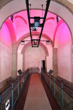 Benevento, Campania, İtalya - 26 Mart 2023: Lombardlar tarafından 7. yüzyılda önceden var olan Roma yapıları üzerine inşa edilen SantIlario Kilisesi. 2003 'teki restorasyondan sonra Trajan Kemeri' nin bir video müzesine ev sahipliği yapar.