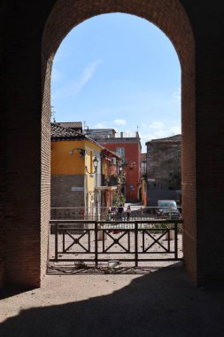 Benevento, Campania, İtalya, 26 Mart 2023: Roma Tiyatrosu 2. yüzyılda Piazza Caio Ponzio Telesino 'nun altında inşa edilmiştir.