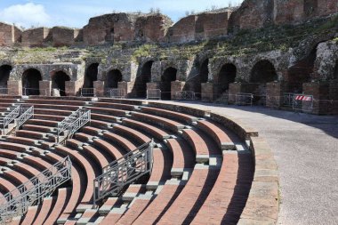 Benevento, Campania, İtalya, 26 Mart 2023: Roma Tiyatrosu 2. yüzyılda Piazza Caio Ponzio Telesino 'nun altında inşa edilmiştir.