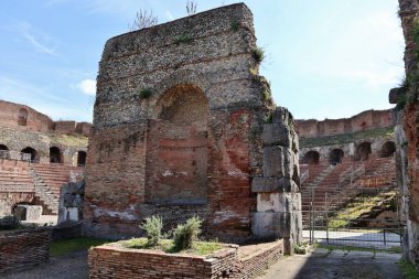 Benevento, Campania, İtalya, 26 Mart 2023: Roma Tiyatrosu 2. yüzyılda Piazza Caio Ponzio Telesino 'nun altında inşa edilmiştir.
