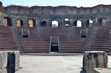 Benevento, Campania, İtalya, 26 Mart 2023: Roma Tiyatrosu 2. yüzyılda Piazza Caio Ponzio Telesino 'nun altında inşa edilmiştir.