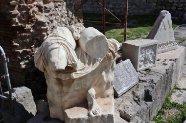 Benevento, Campania, İtalya, 26 Mart 2023: Roma Tiyatrosu 2. yüzyılda Piazza Caio Ponzio Telesino 'nun altında inşa edilmiştir.