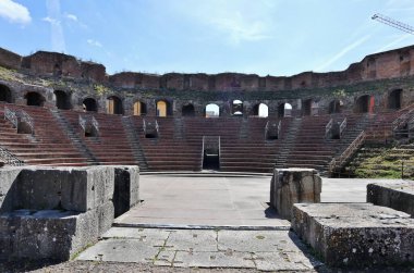 Benevento, Campania, İtalya, 26 Mart 2023: Roma Tiyatrosu 2. yüzyılda Piazza Caio Ponzio Telesino 'nun altında inşa edilmiştir.