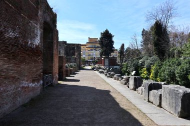 Benevento, Campania, İtalya, 26 Mart 2023: Roma Tiyatrosu 2. yüzyılda Piazza Caio Ponzio Telesino 'nun altında inşa edilmiştir.