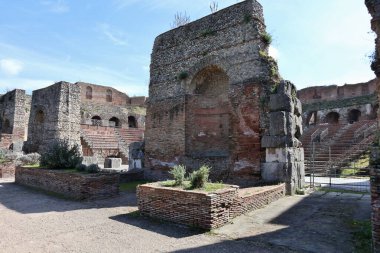 Benevento, Campania, İtalya, 26 Mart 2023: Roma Tiyatrosu 2. yüzyılda Piazza Caio Ponzio Telesino 'nun altında inşa edilmiştir.