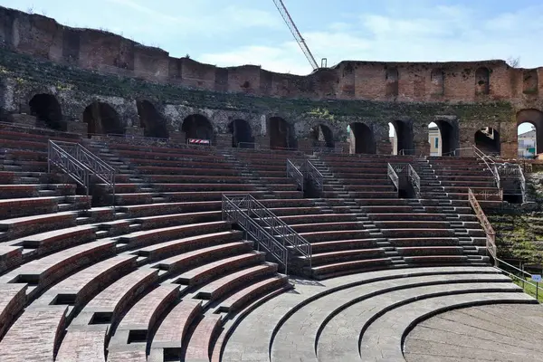 Benevento, Campania, İtalya, 26 Mart 2023: Roma Tiyatrosu 2. yüzyılda Piazza Caio Ponzio Telesino 'nun altında inşa edilmiştir.