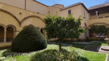 Benevento, Campania, İtalya 25 Mart 2023: 12. yüzyıl Romanesk manastırı, Müze del Sannio 'nun arkeolojik bölümünün yer aldığı bir UNESCO miras alanı olan Santa Sofia' daki Lombard kilisesine ilhak edildi.