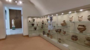 Benevento, Campania, İtalya 25 Mart 2023: Santa Sofia Anıt Kompleksi 'ndeki Müze del Sannio' da vazo ve seramik sergileniyor