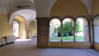 Benevento, Campania, İtalya 25 Mart 2023: 12. yüzyıl Romanesk manastırı, Müze del Sannio 'nun arkeolojik bölümünün yer aldığı bir UNESCO miras alanı olan Santa Sofia' daki Lombard kilisesine ilhak edildi.