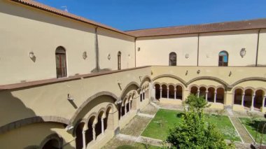 Benevento, Campania, İtalya 25 Mart 2023: 12. yüzyıl Romanesk manastırı, Müze del Sannio 'nun arkeolojik bölümünün yer aldığı bir UNESCO miras alanı olan Santa Sofia' daki Lombard kilisesine ilhak edildi.