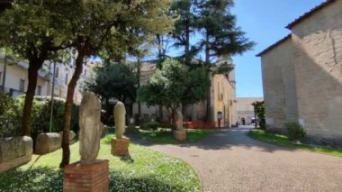 Benevento, Campania, İtalya 25 Mart 2023: UNESCO miras alanı olan Santa Sofia Anıtı Kompleksindeki Sannio Müzesi