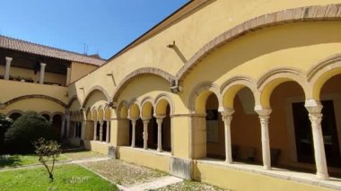 Benevento, Campania, İtalya 25 Mart 2023: 12. yüzyıl Romanesk manastırı, Müze del Sannio 'nun arkeolojik bölümünün yer aldığı bir UNESCO miras alanı olan Santa Sofia' daki Lombard kilisesine ilhak edildi.