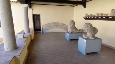 Benevento, Campania, İtalya 25 Mart 2023: UNESCO miras alanı olan Santa Sofia Anıtı Kompleksindeki Sannio Müzesi