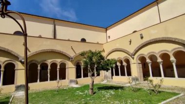 Benevento, Campania, İtalya 25 Mart 2023: 12. yüzyıl Romanesk manastırı, Müze del Sannio 'nun arkeolojik bölümünün yer aldığı bir UNESCO miras alanı olan Santa Sofia' daki Lombard kilisesine ilhak edildi.