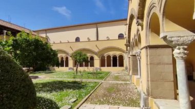 Benevento, Campania, İtalya 25 Mart 2023: 12. yüzyıl Romanesk manastırı, Müze del Sannio 'nun arkeolojik bölümünün yer aldığı bir UNESCO miras alanı olan Santa Sofia' daki Lombard kilisesine ilhak edildi.
