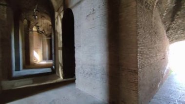 Benevento, Campania, İtalya, 26 Mart 2023: Roma Tiyatrosu 2. yüzyılda Piazza Caio Ponzio Telesino 'nun altında inşa edilmiştir.