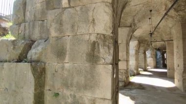 Benevento, Campania, İtalya, 26 Mart 2023: Roma Tiyatrosu 2. yüzyılda Piazza Caio Ponzio Telesino 'nun altında inşa edilmiştir.