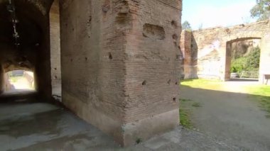 Benevento, Campania, İtalya, 26 Mart 2023: Roma Tiyatrosu 2. yüzyılda Piazza Caio Ponzio Telesino 'nun altında inşa edilmiştir.