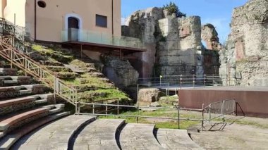 Benevento, Campania, İtalya, 26 Mart 2023: Roma Tiyatrosu 2. yüzyılda Piazza Caio Ponzio Telesino 'nun altında inşa edilmiştir.