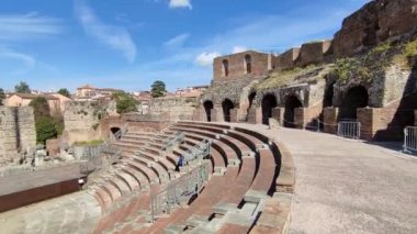 Benevento, Campania, İtalya, 26 Mart 2023: Roma Tiyatrosu 2. yüzyılda Piazza Caio Ponzio Telesino 'nun altında inşa edilmiştir.