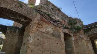 Benevento, Campania, İtalya, 26 Mart 2023: Roma Tiyatrosu 2. yüzyılda Piazza Caio Ponzio Telesino 'nun altında inşa edilmiştir.