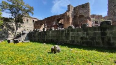 Benevento, Campania, İtalya, 26 Mart 2023: Roma Tiyatrosu 2. yüzyılda Piazza Caio Ponzio Telesino 'nun altında inşa edilmiştir.