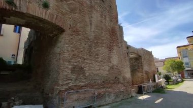 Benevento, Campania, İtalya, 26 Mart 2023: Roma Tiyatrosu 2. yüzyılda Piazza Caio Ponzio Telesino 'nun altında inşa edilmiştir.