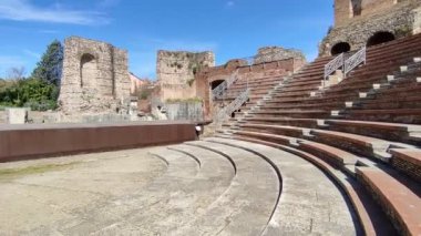 Benevento, Campania, İtalya, 26 Mart 2023: Roma Tiyatrosu 2. yüzyılda Piazza Caio Ponzio Telesino 'nun altında inşa edilmiştir.